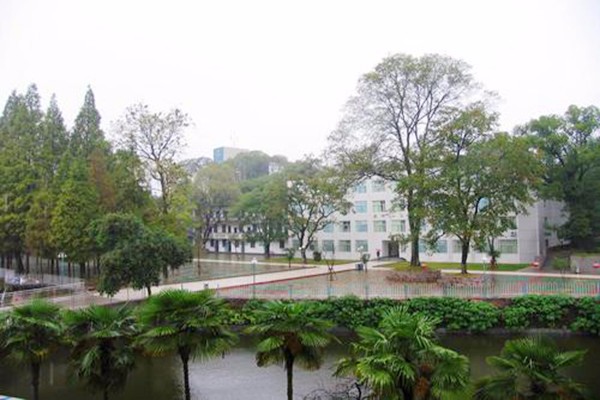 南昌华中汽车技术学校怎么报名